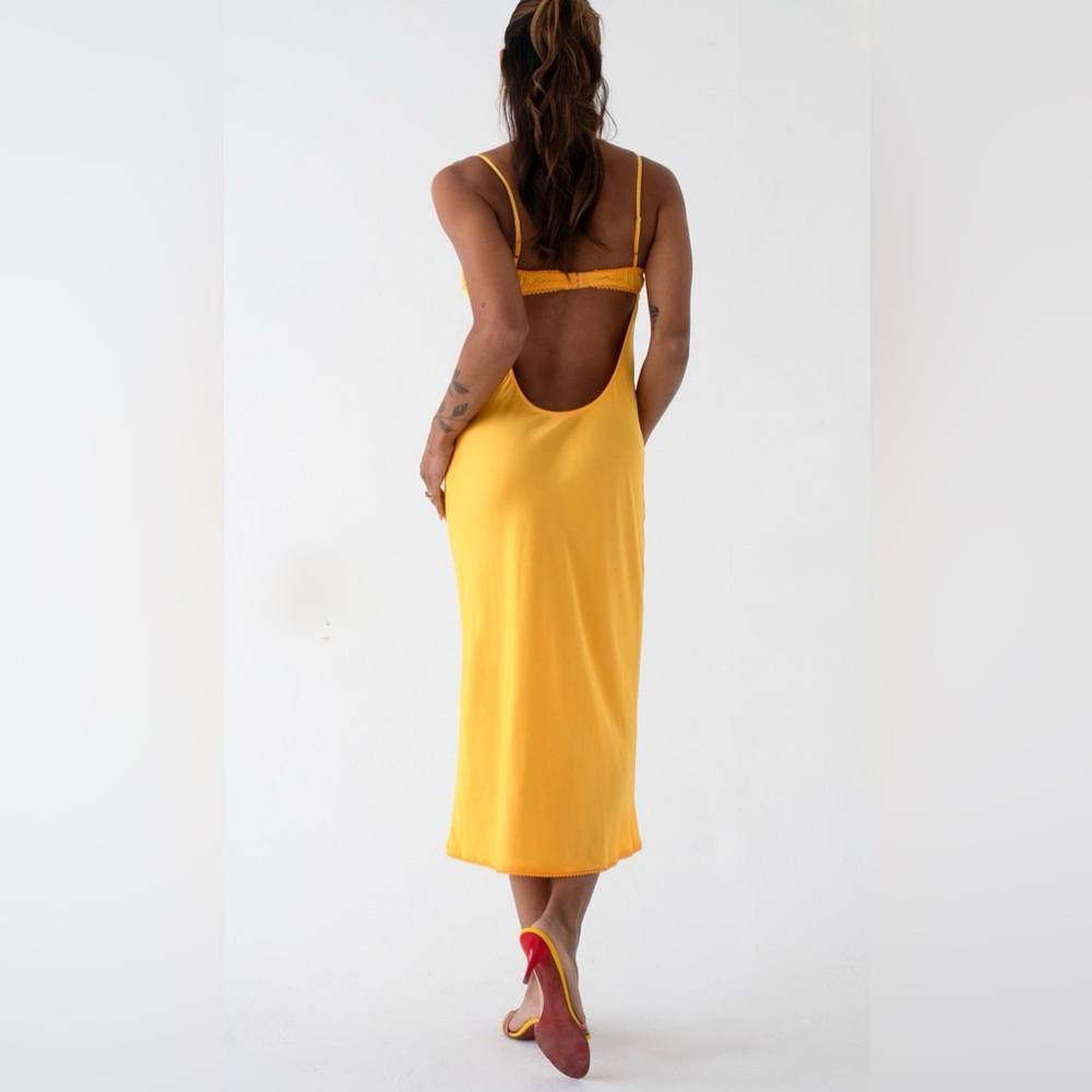 RUMORED Yellow Satin Midi Dress – Size M
Brand new, never worn (no tag attached)